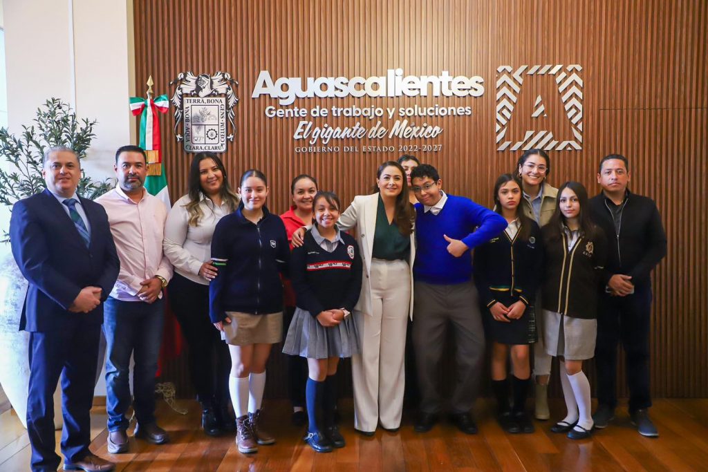RECONOCE TERE JIMÉNEZ A NIÑAS Y NIÑOS GANADORES DE LOS CONCURSOS NACIONAL Y ESTATAL DE INGLÉS