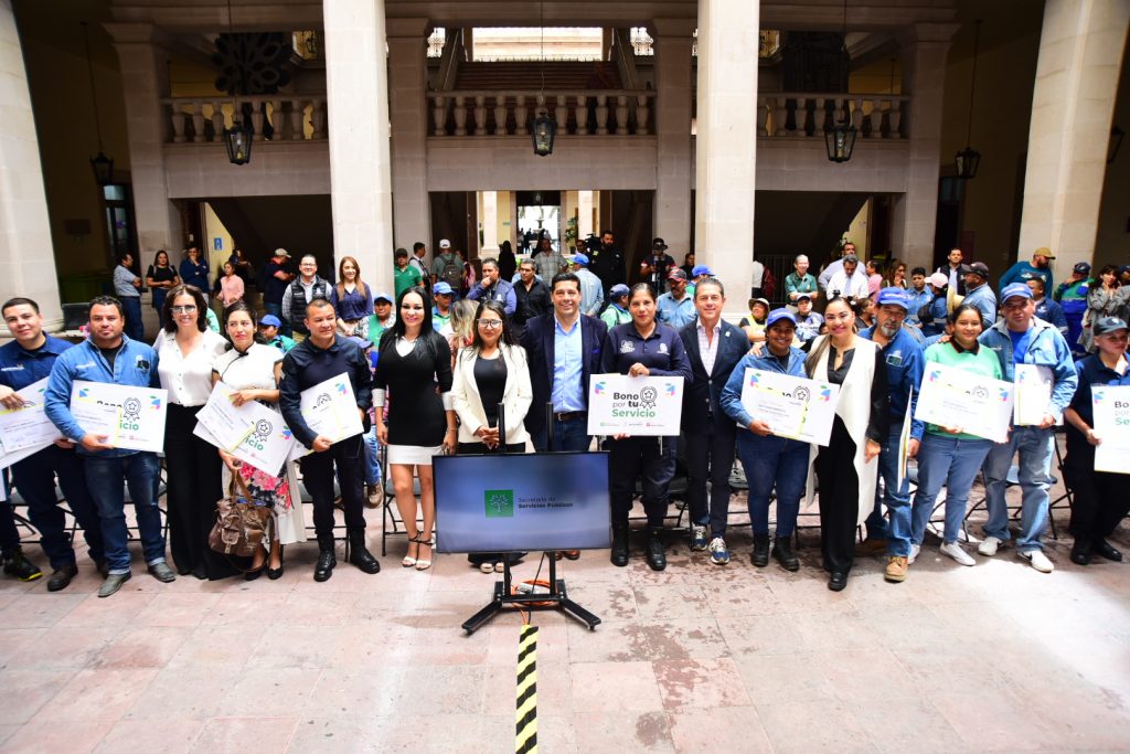 RECONOCE LEO MONTAÑEZ A TRABAJADORES MUNICIPALES CON EL “BONO POR TU SERVICIO”