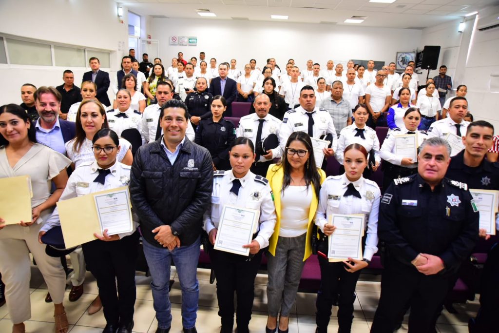 RECONOCE LEO MONTAÑEZ A PERSONAL DE SEGURIDAD PÚBLICA QUE SE GRADUÓ EN BACHILLERATO