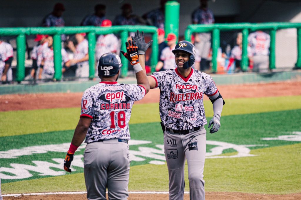RIELEROS BLANQUEA A DORADOS DE CHIHUAHUA POR 6-0
