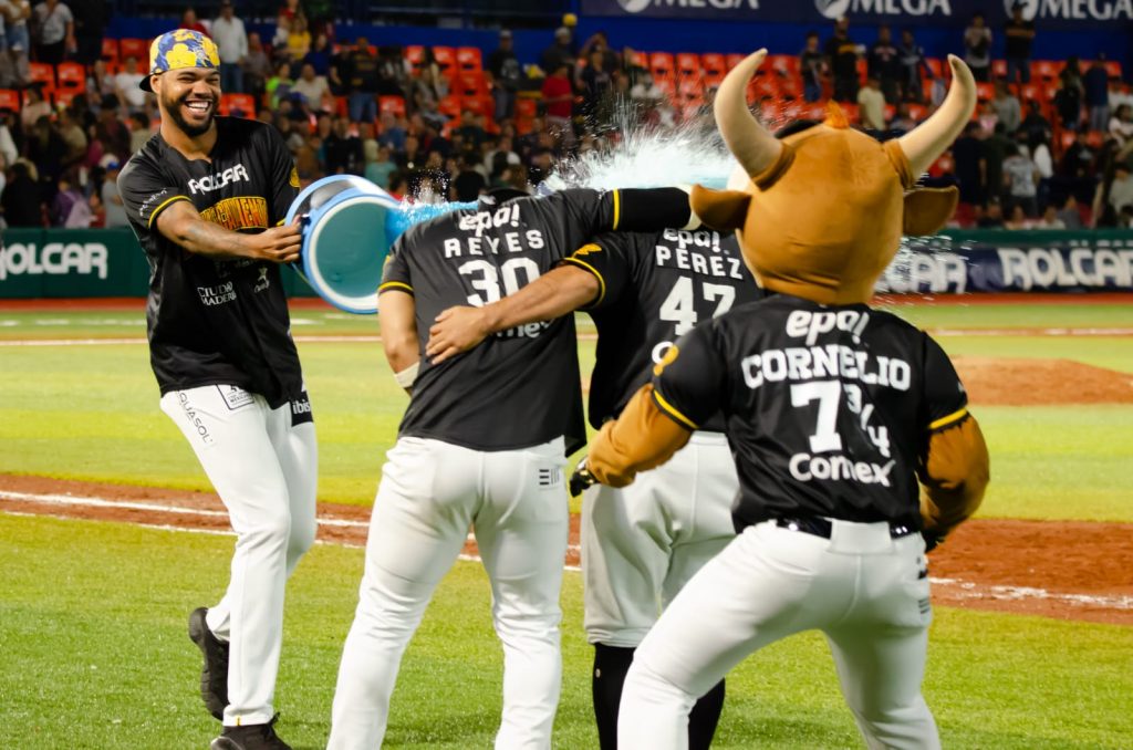 Rieleros rompe maleficio con gran pitcheo de JC Ramírez