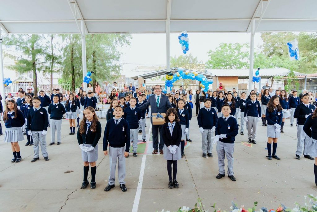 MAX RAMÍREZ ASISTIÓ COMO PADRINO A GRADUACIONES ESCOLARES