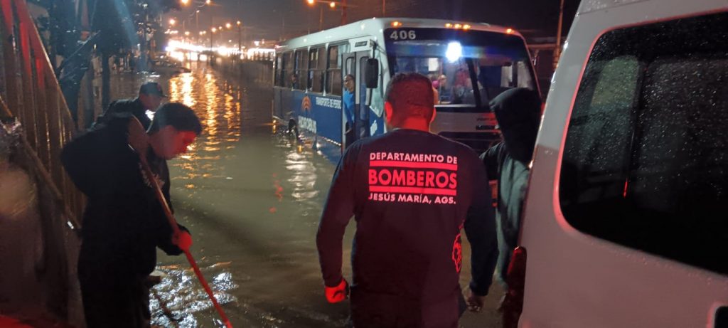 AUXILIAN BOMBEROS DE JM A CIUDADANOS TRAS INUNDACIÓN
