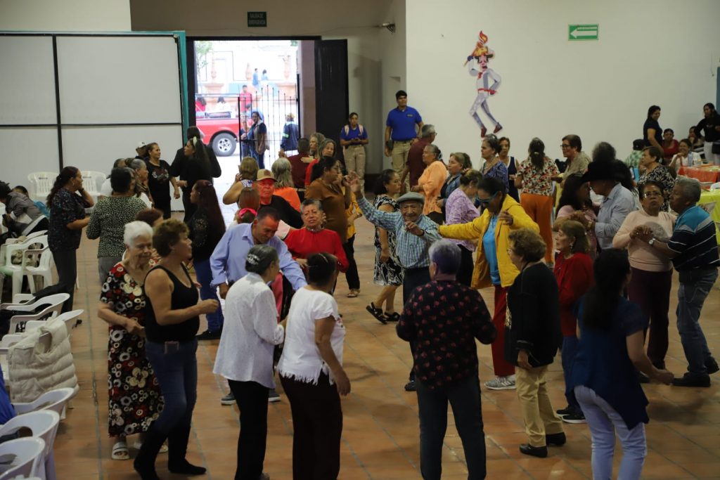 DIVERSIÓN PARA ADULTOS MAYORES EN LA FERIA DE LOS CHICAHUALES