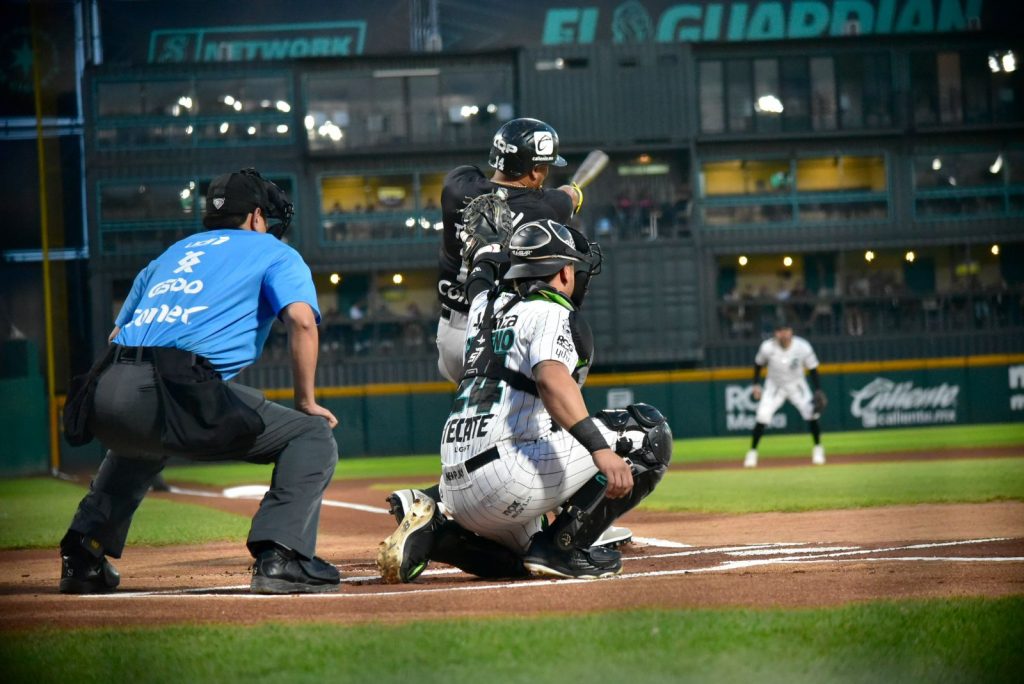 BLANQUEADA DE RIELEROS 8-0 A SARAPEROS EN EL PRIMERO DE LA SERIE