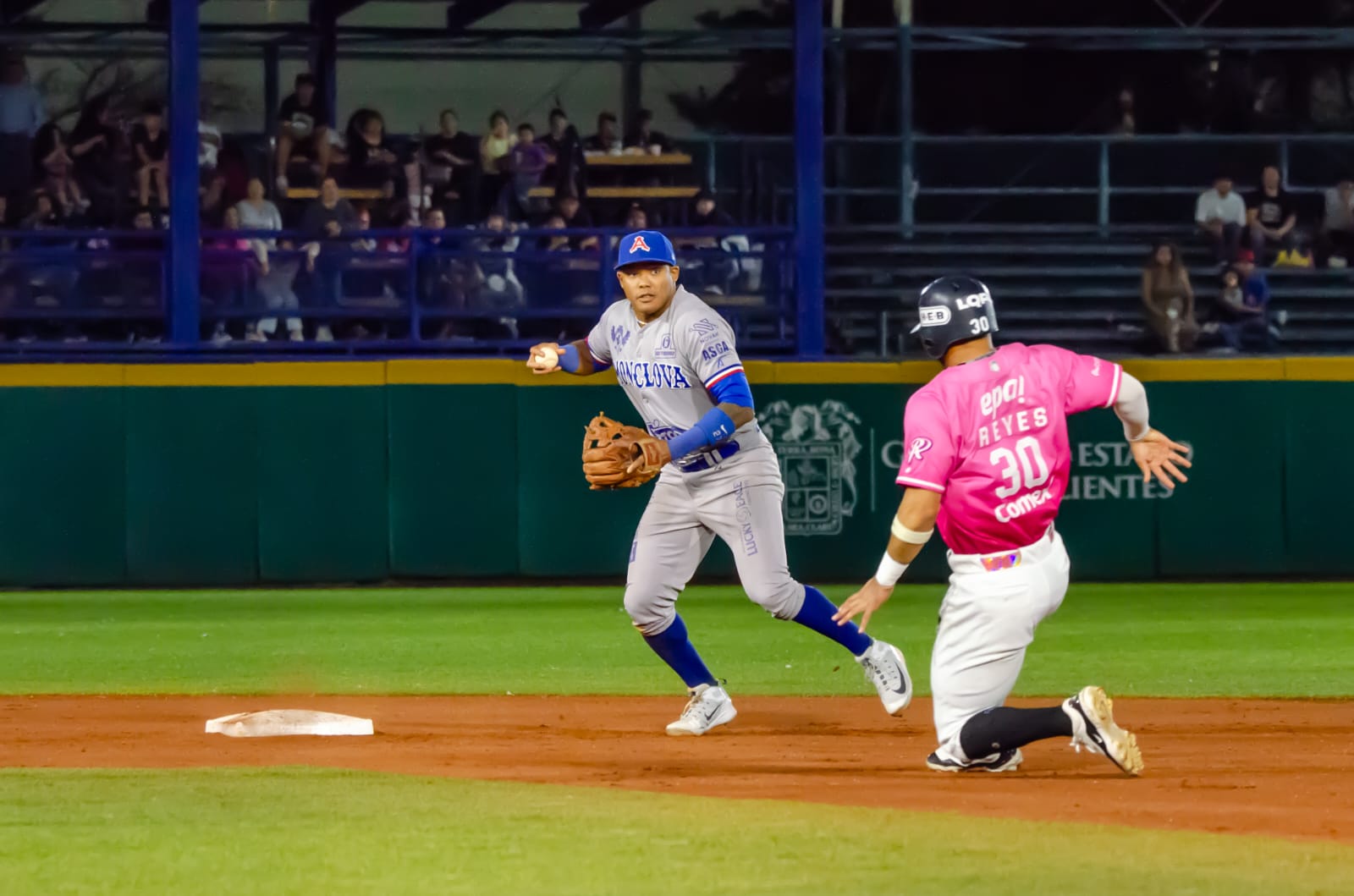 Los Rieleros timbraron una carrera en pisa y corre para ganar 4-3 y dejar en el terreno a los Acereros de Monclova.