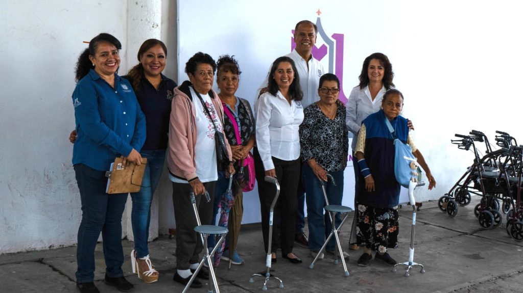 DIF DE JESÚS MARÍA ENTREGÓ APARATOS ORTOPÉDICOS, ADQUIRIDOS CON LO RECAUDADO EN BAÑOS PÚBLICOS DURANTE LA FERIA DE LOS CHICAHUALES