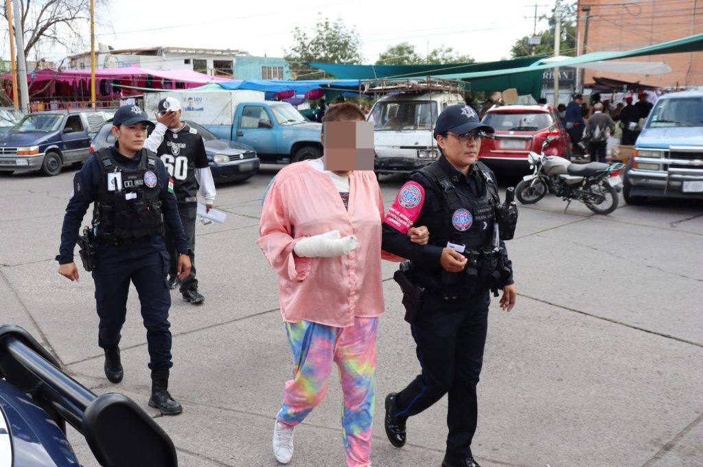 BRINDAN APOYO ELEMENTOS DE LA POLICÍA ROSA A MUJER LESIONADA TRAS SER ATACADA POR SU PAREJA