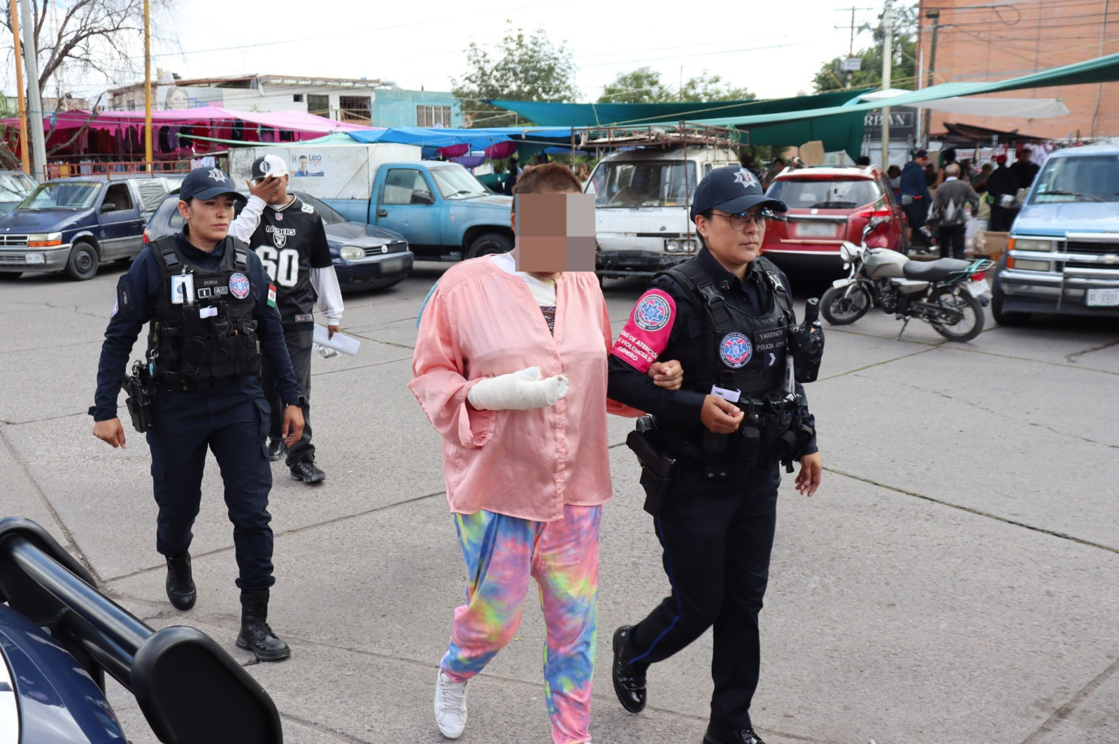 BRINDAN APOYO ELEMENTOS DE LA POLICÍA ROSA A MUJER LESIONADA TRAS SER ATACADA POR SU PAREJA