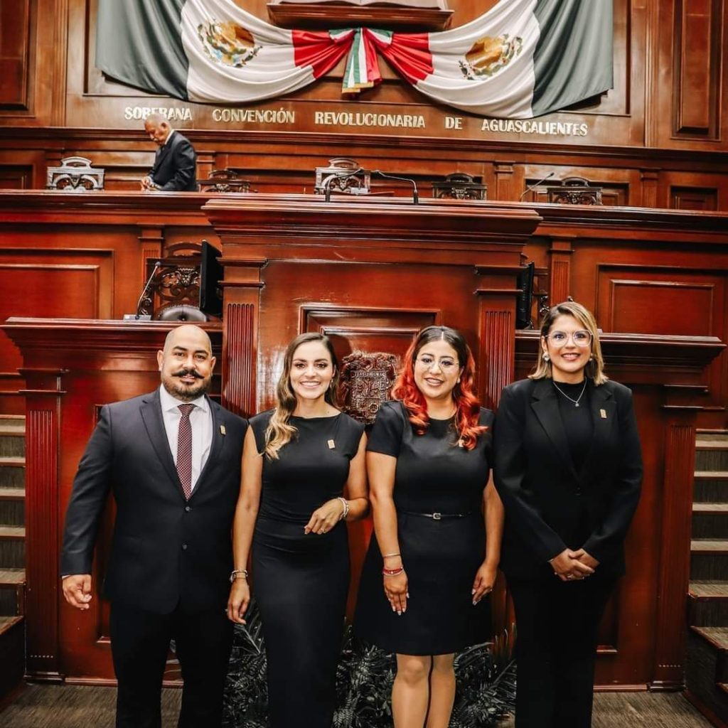 En el tercer capítulo de la novela semanal titulada ¨División MORENA¨ resulta que ya salió el peine de todo este embrollo.
