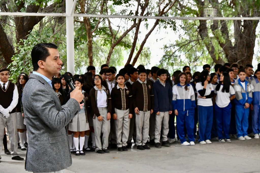 LUIS LEÓN LLEVA PROGRAMAS DE PREVENCIÓN DE LAS VIOLENCIASY MATERIAL DEPORTIVO A LA SECUNDARIA TÉCNICA NO. 33