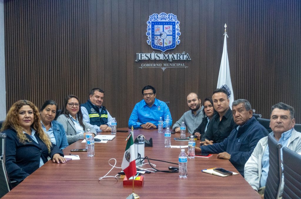 ESTRECHA CÉSAR MEDINA COMUNICACIÓN CON DELEGADOS MUNICIPALES
