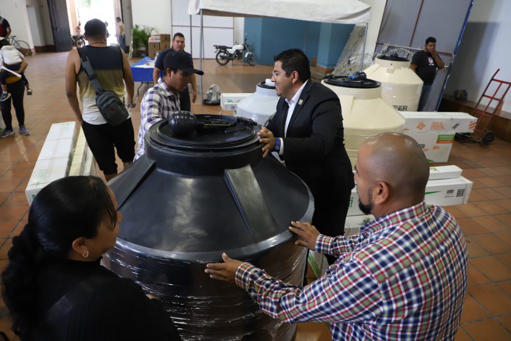 ENTREGA CÉSAR MEDINA TINACOS, CALENTADORES SOLARES Y CISTERNAS A FAMILIAS DE JESÚS MARÍA