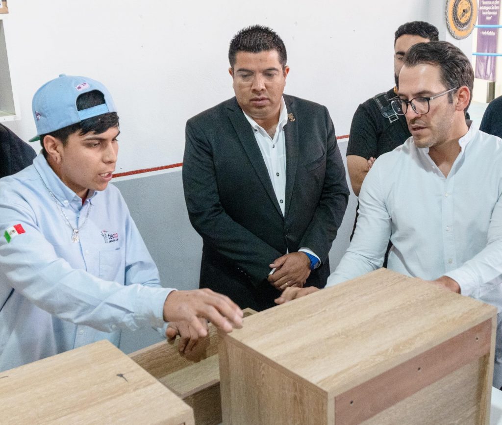 DURANTE SU VISITA A LA EMPRESA TECCA, CÉSAR MEDINA RECONOCE LA INNOVACIÓN Y TALENTO LOCAL