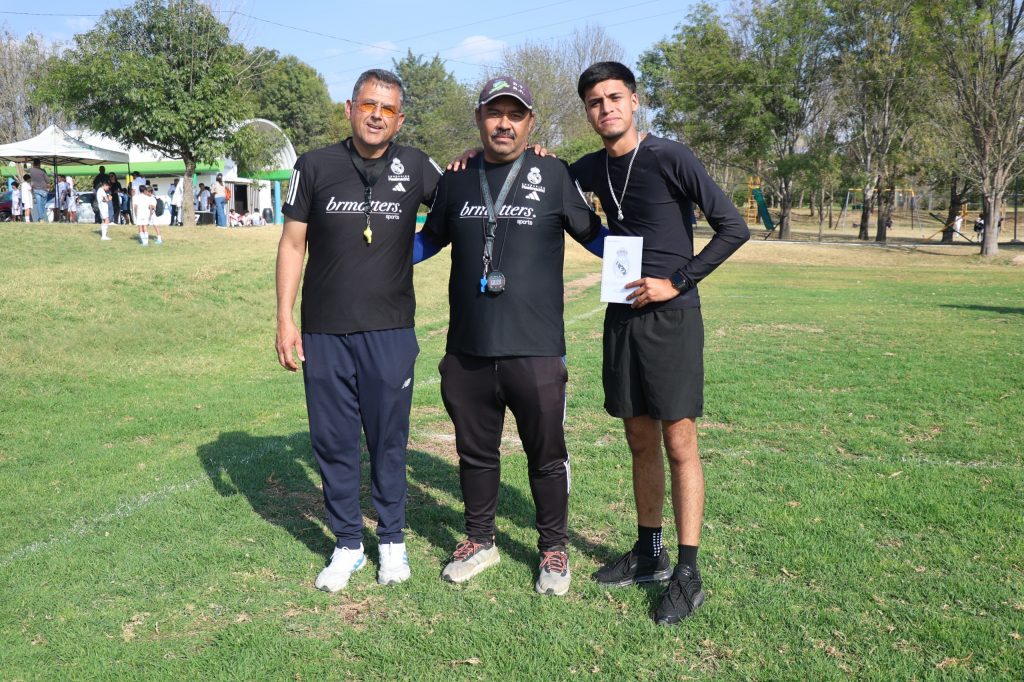 ENTRENADORES DE LAS ESCUELAS DEL DEPORTE SE CAPACITAN EN CLÍNICA ESPECIALIZADA DE FUTBOL